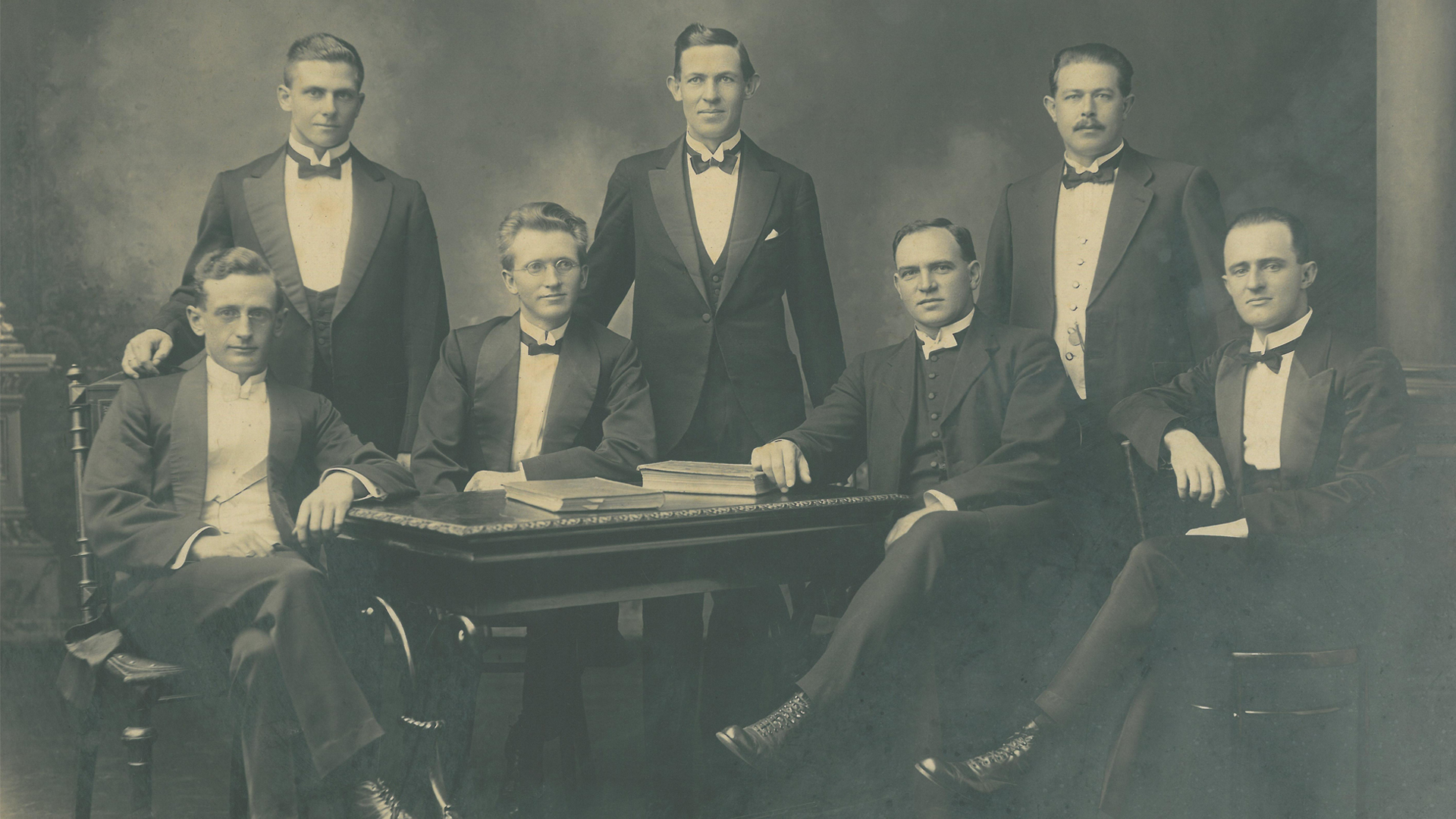 <p>The <em>Broederbond</em> (’brotherhood’), a Freemason-like society for Afrikaner nationalists, is founded under the name <em>Jong Zuid Afrika</em> (‘young South Africa’). In later decades, the <em>Broederbond</em> will wield much influence over Unisa.</p>